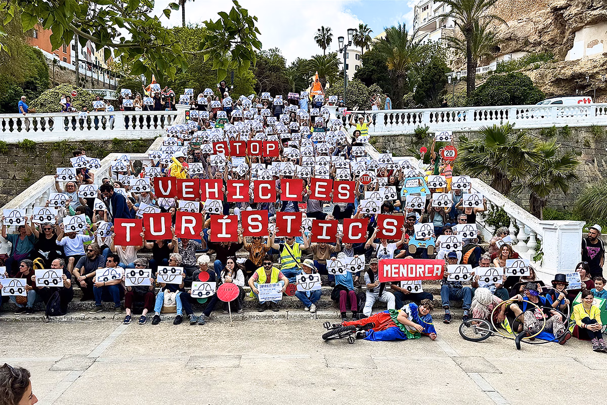 (Fotos y vídeo) Más de 350 personas piden en Maó limitar el número de coches turísticos