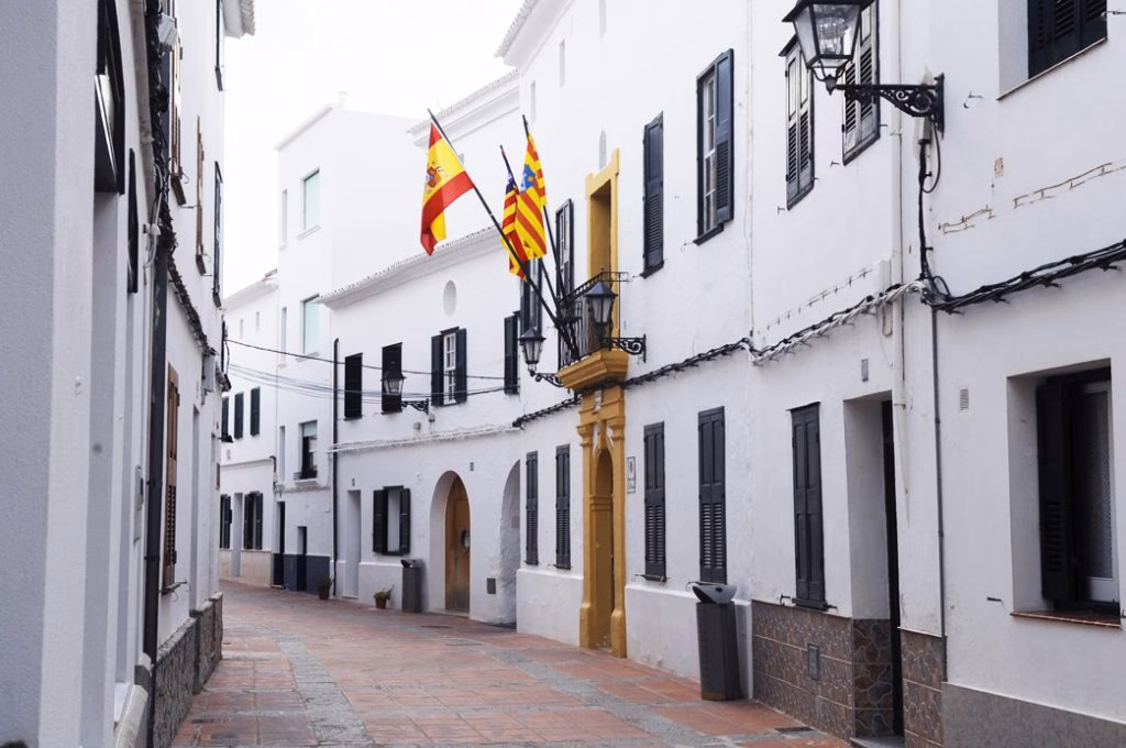 Es Mercadal reorganiza su gobierno: nuevas áreas y un ahorro anual de 31.500 €