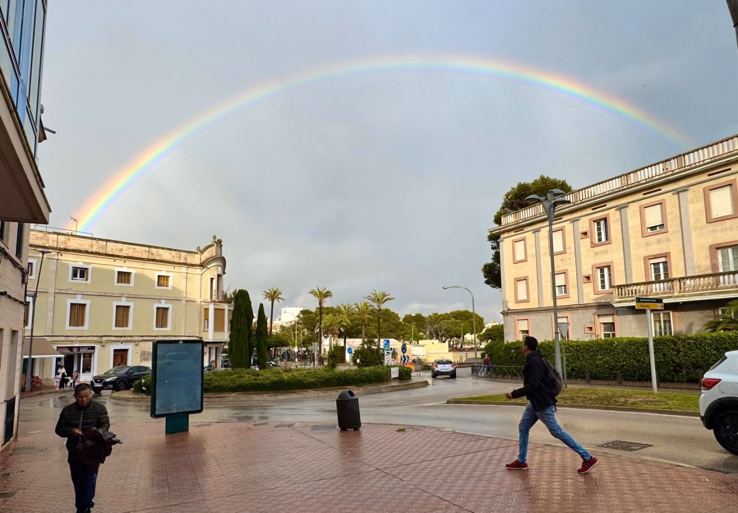 (La foto) Espectacular arco iris completo sobre Maó