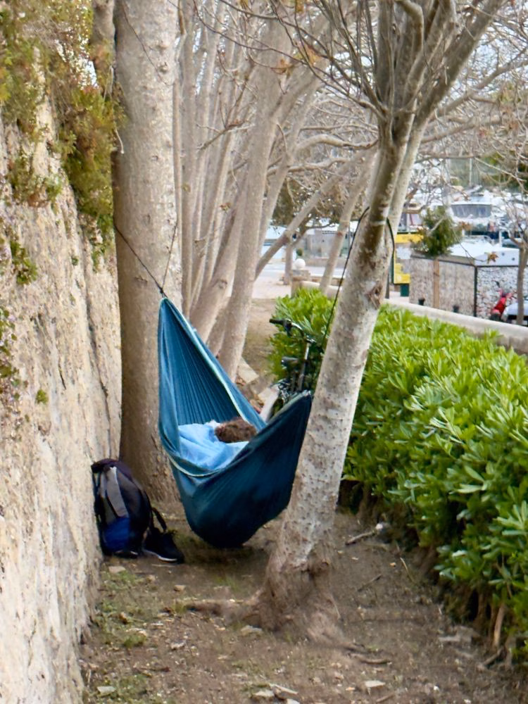 (Foto denuncia) Durmiendo en el puerto de Maó