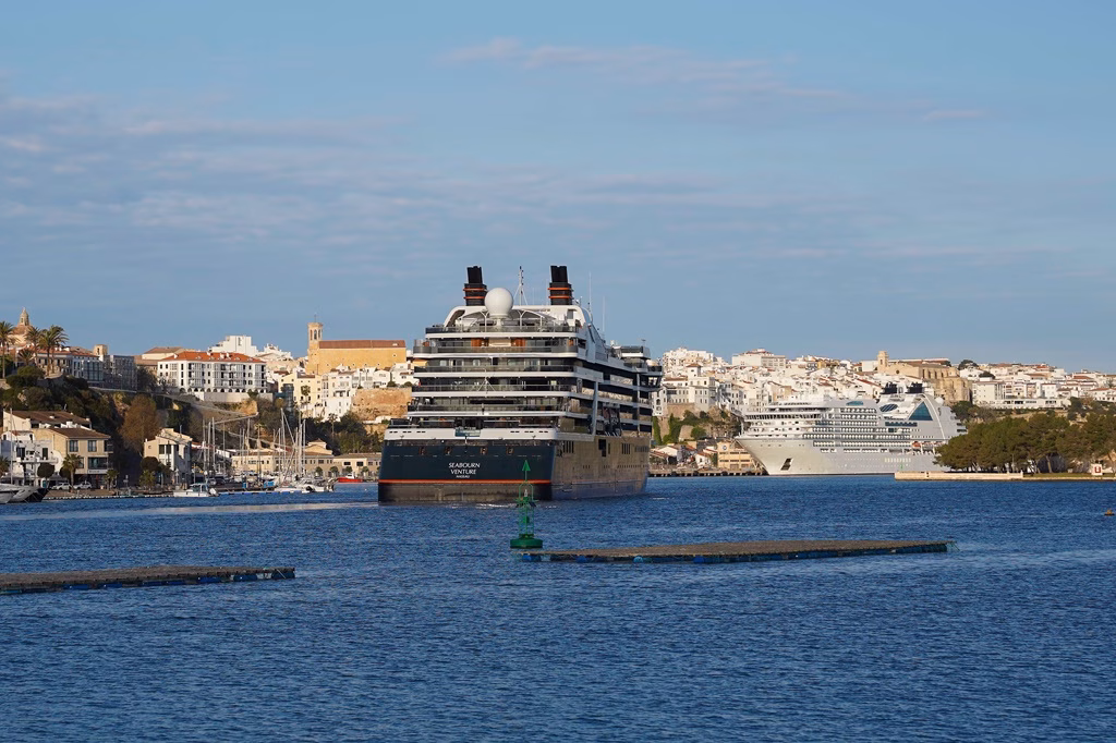 (Fotos) Dos cruceros de lujo con turistas norteamericanos atracan simultáneamente en Maó