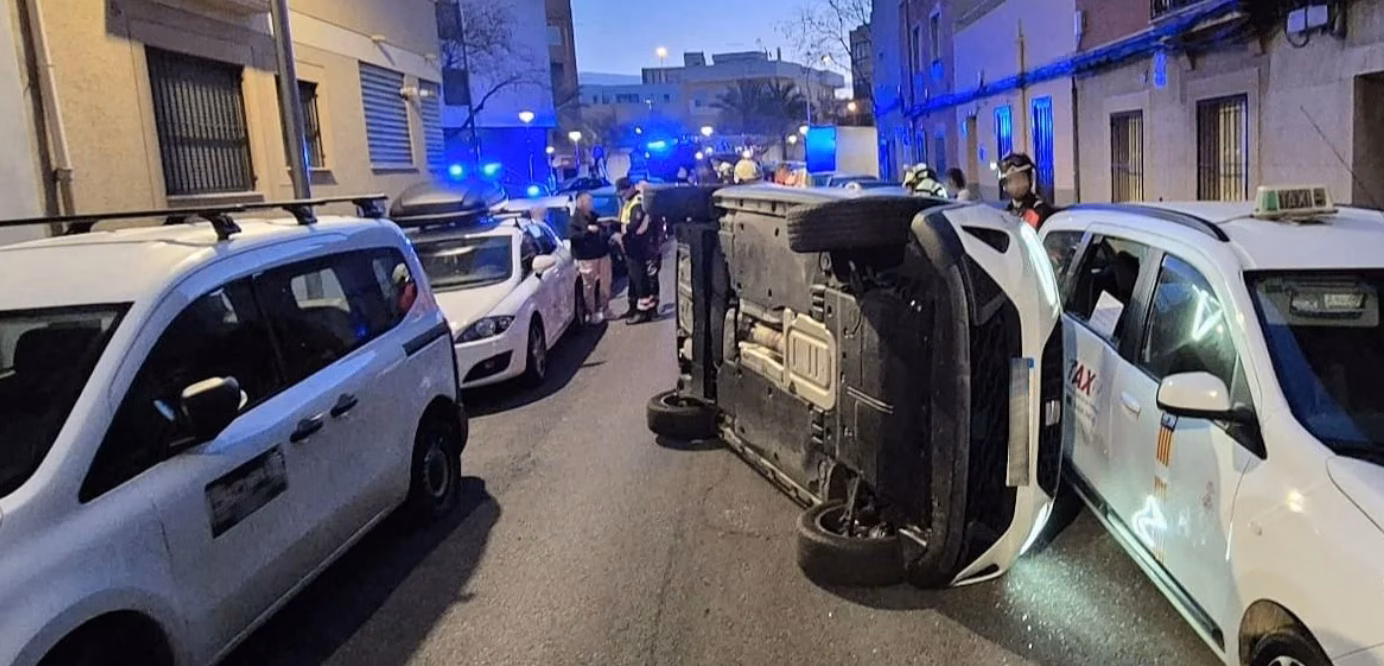 Un conductor borracho choca contra cinco coches y vuelca el suyo tras quedarse dormido