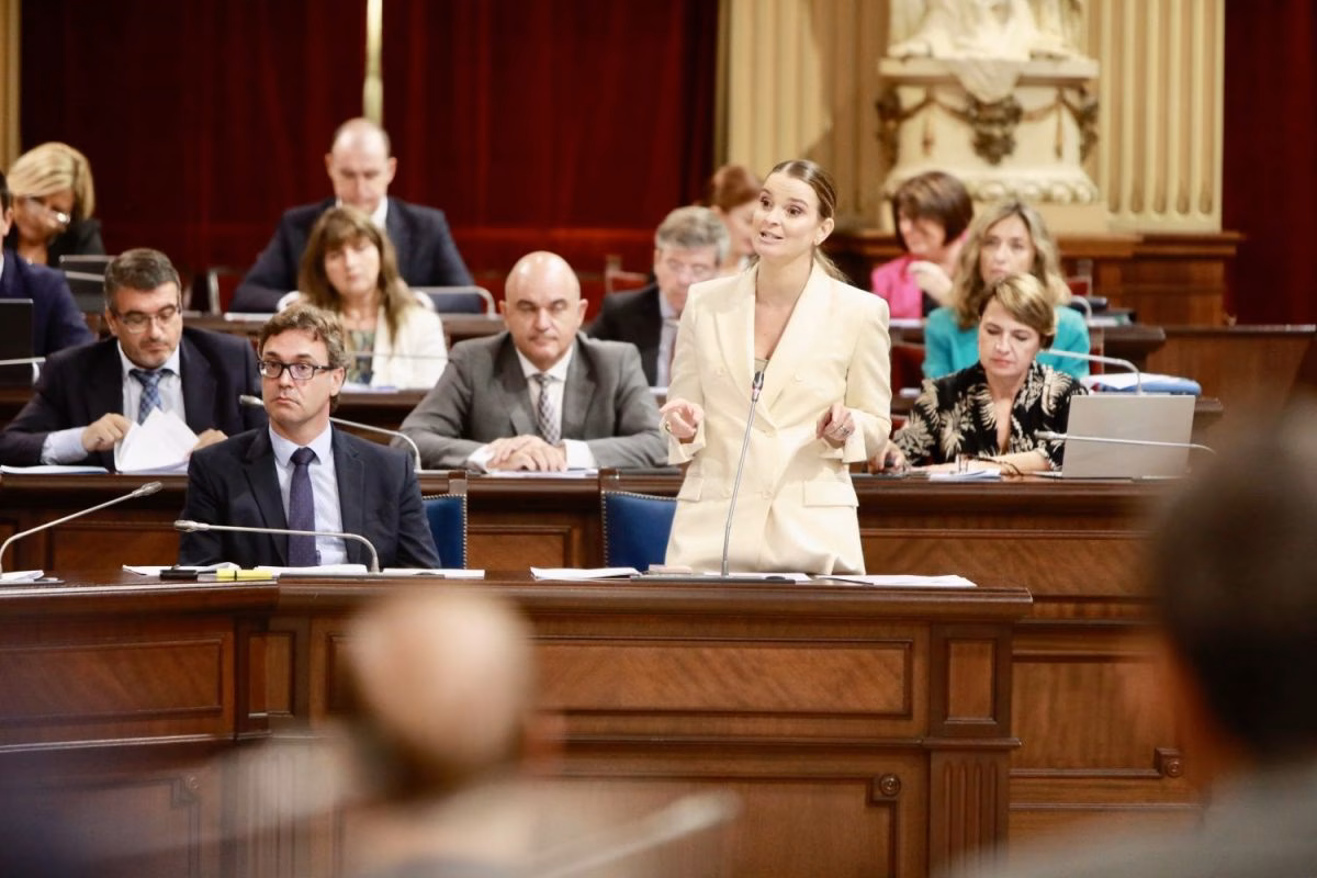 El Parlament debate sobre turismo y vota la suspensión de nuevas licencias de taxi y VTC