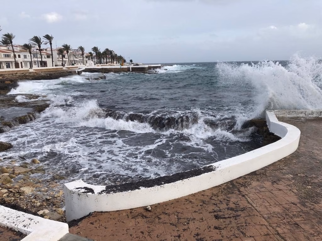 Activan la alerta amarilla en Menorca: viento a 60 kmh y olas de 3 metros