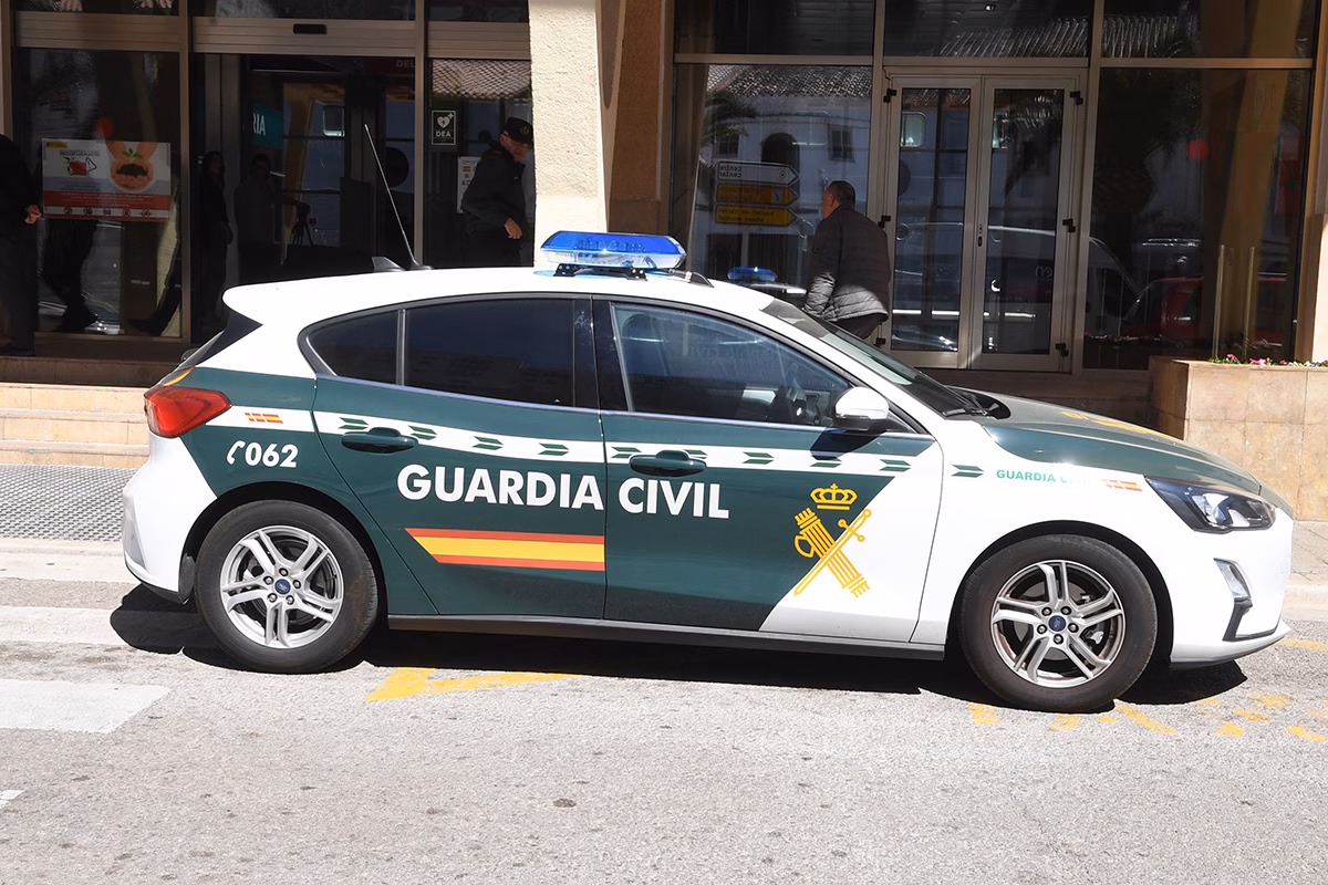 La Guardia Civil retira cuatro botes de una sustancia explosiva de un instituto de Maó