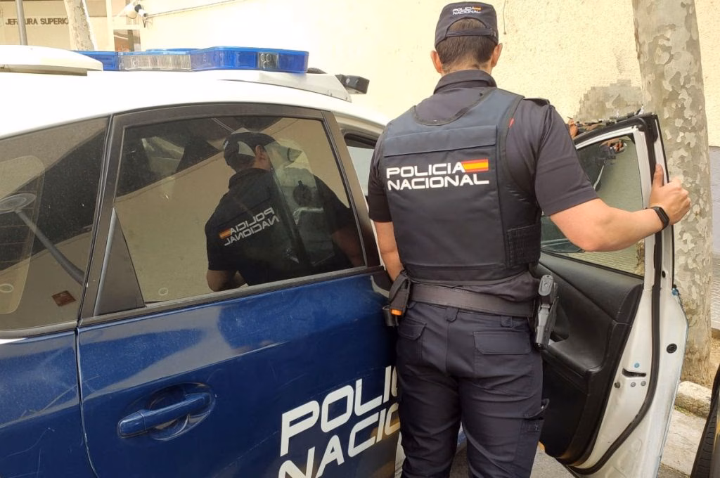 Detienen en Ciutadella a un hombre por agredir a su pareja y lanzar a un perro por la ventana