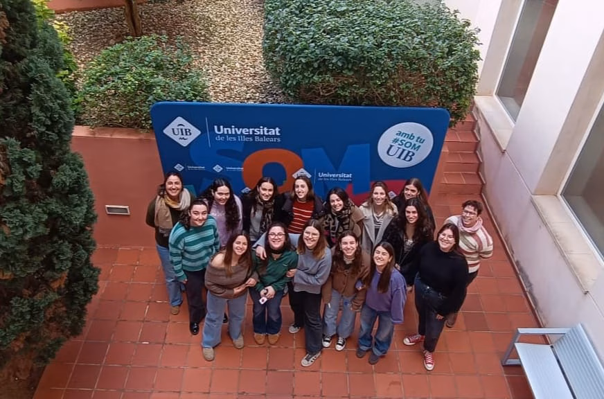 La UIB reivindica el papel de la mujer en la ciencia con una foto multitudinaria