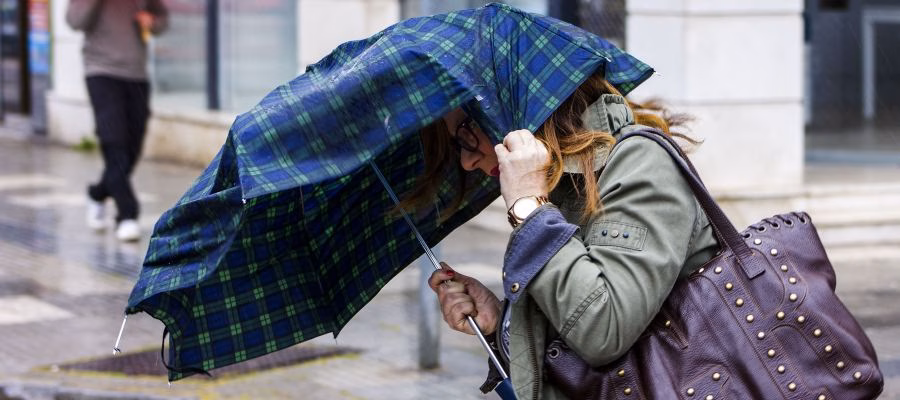 Emergencias alerta de fuerte temporal y vientos, incluso huracanados, de la borrasca Éowyn