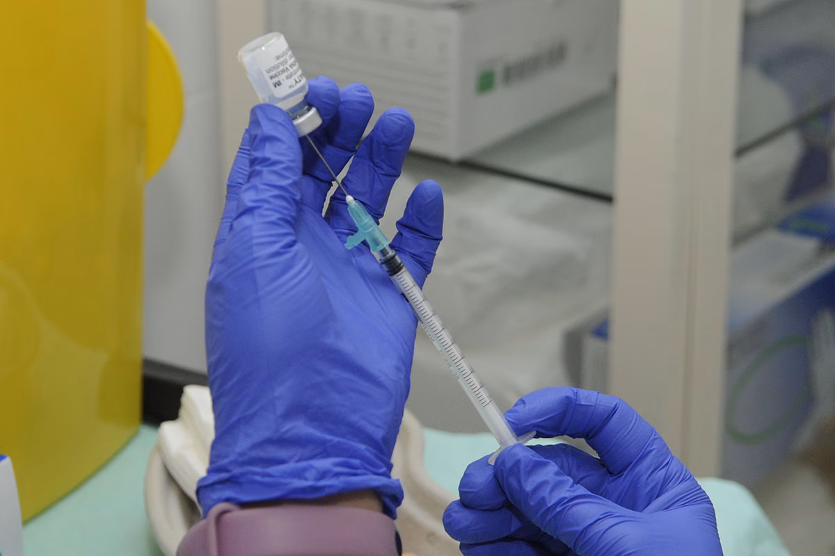 Las comunidades se arman frente a la gripe: de mascarilla en hospitales a aumentar camas