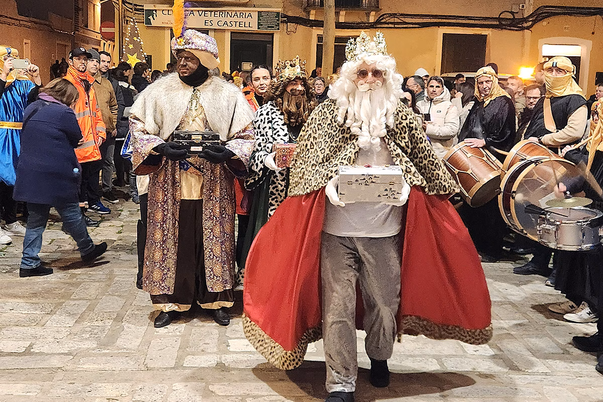 (Fotos) Los Reyes atracan en Calesfonts para repartir sus regalos en Es Castell