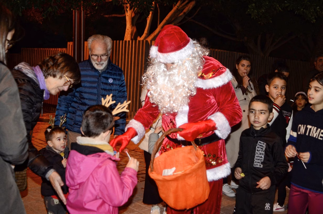 (Galería de fotos) Papá Noel y los Pajes Reales reparten ilusión por Maó