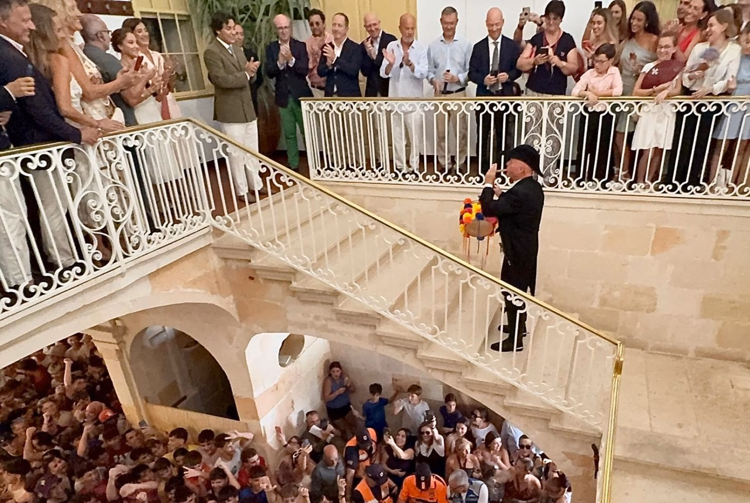 (Vídeos y fotos) El “primer toc” desata la fiesta en Ciutadella