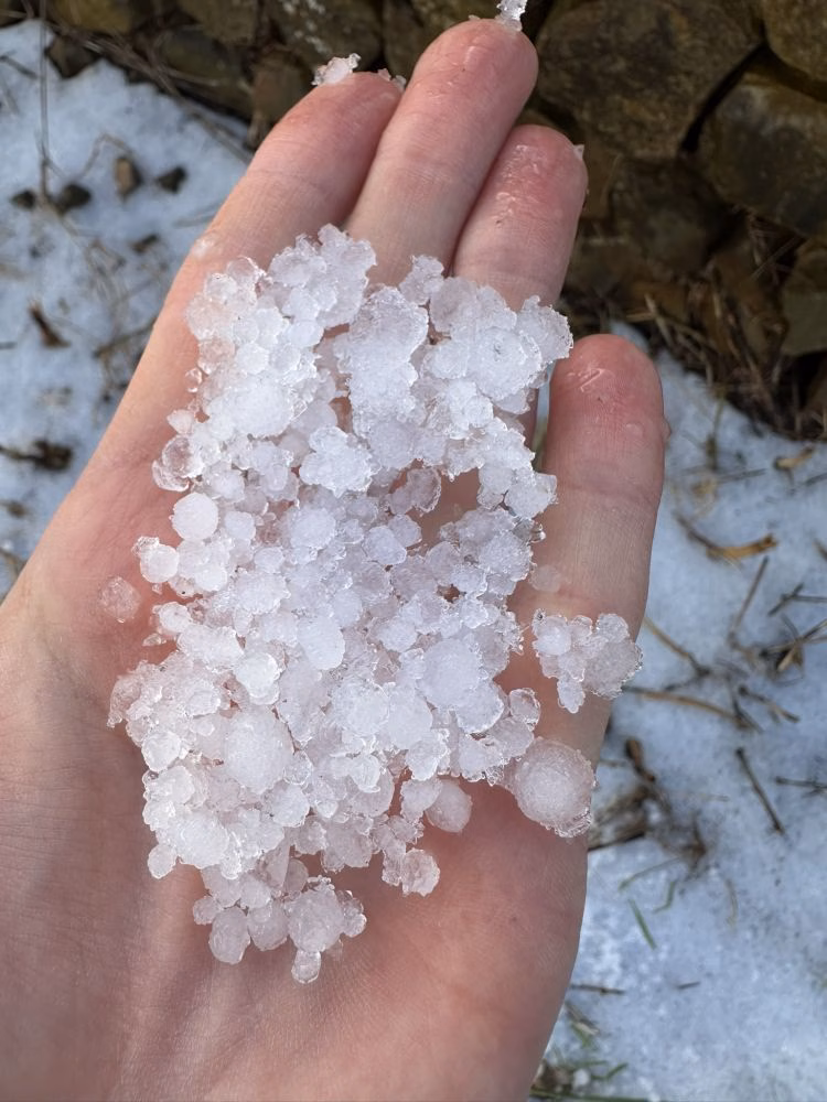 (Fotos) La granizada nocturna deja restos visibles en varios puntos de Menorca