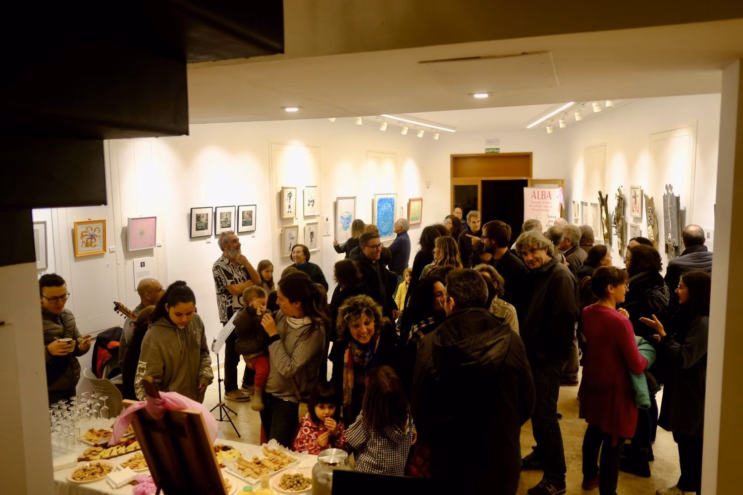 (Fotos) La exposición artística “Sincronies” llena Ca n’Ángel en su inauguración