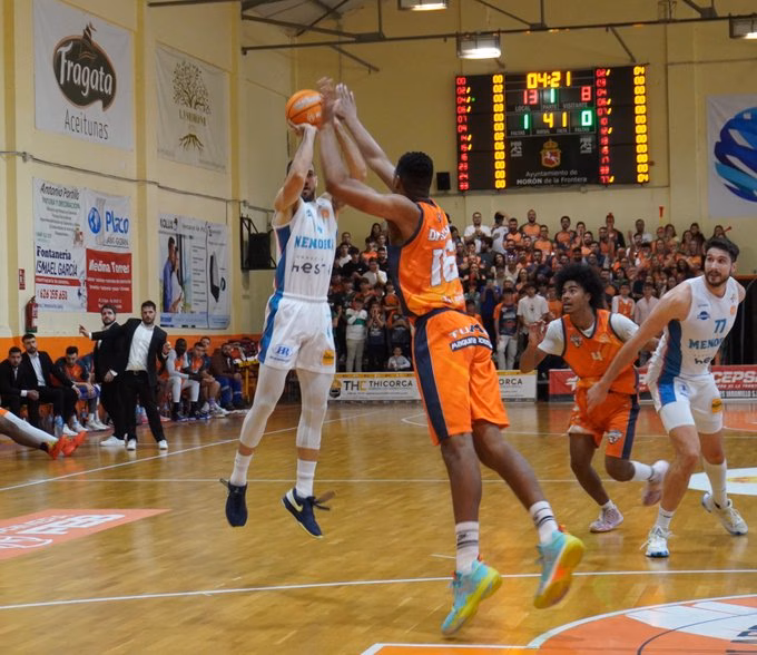 Ivanov y Arteaga amarran la tercera victoria en Morón (63-69)