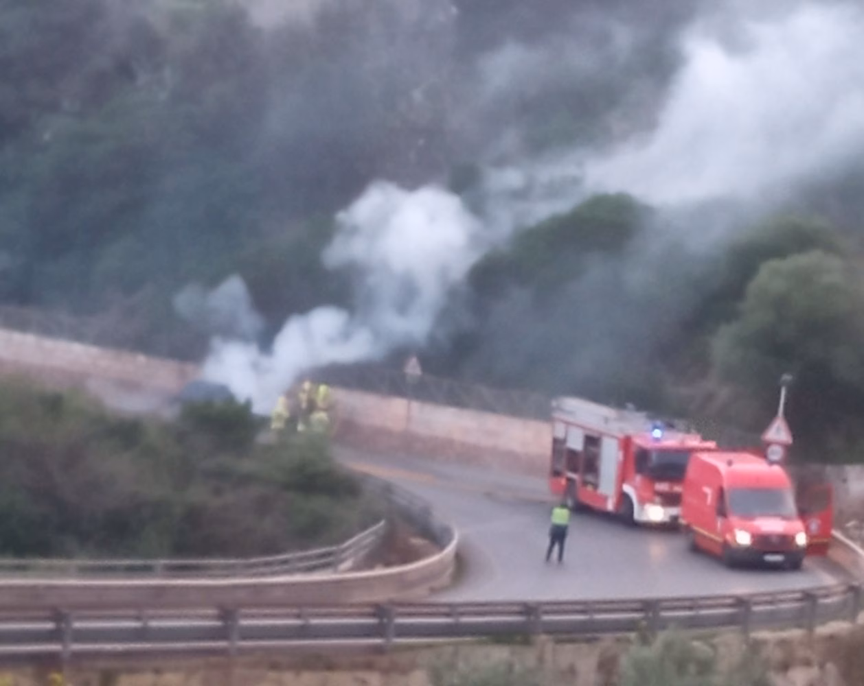 (Fotos) Se incendia un coche en Ferreries