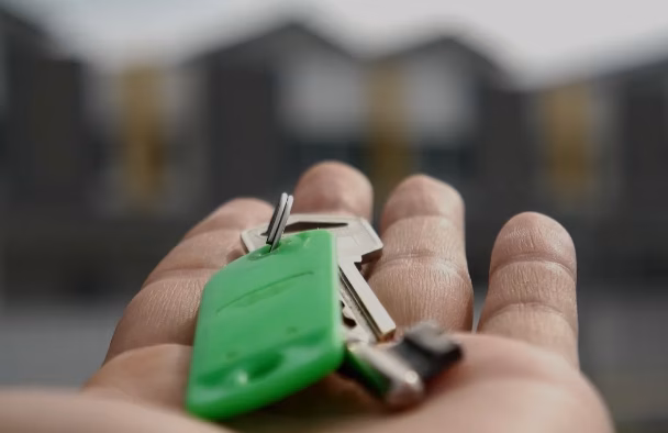 Los jóvenes dedican el 136 % de su salario al alquiler y solo el 15 % logra emanciparse