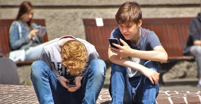 Cómo consumen noticias los jóvenes: pocos contrastan y opinan, pero las hacen virales