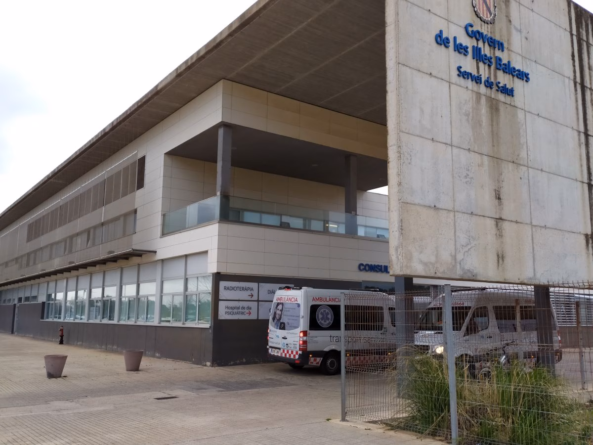 Los dos motoristas del accidente entre Maó y Fornells continúan ingresados en la UCI