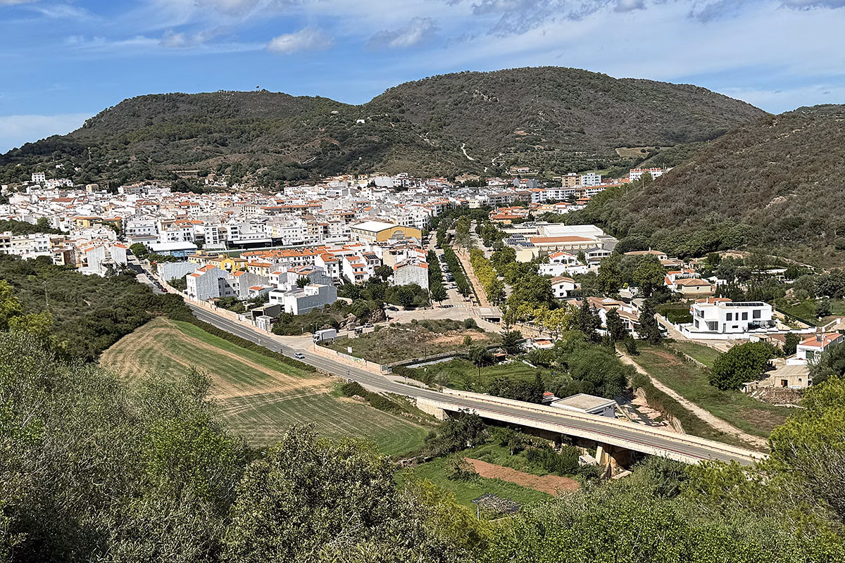 11 familias denuncian que sus hijos se han quedado sin plaza  en la escuela de Ferreries