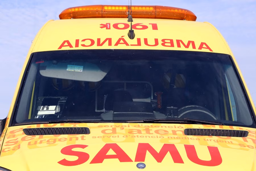 Una mujer resulta herida tras chocar su coche contra un árbol en Es Mercadal