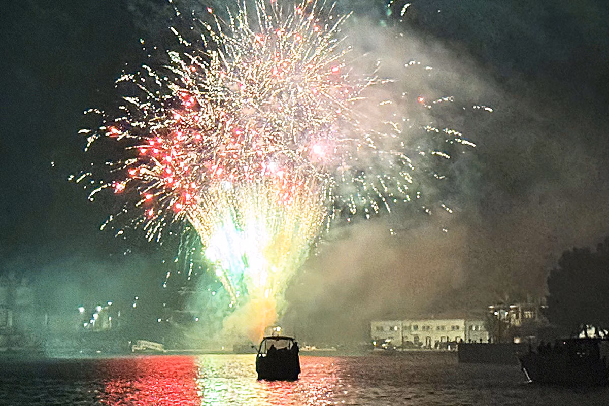 (Fotos) Fuegos artificiales para poner el punto final a Gràcia 2024