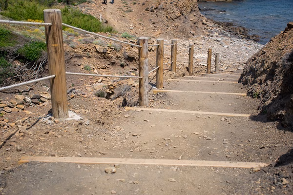 (Fotos) El Consell mejora varios puntos del Camí de Cavalls a su paso por Binidonaire