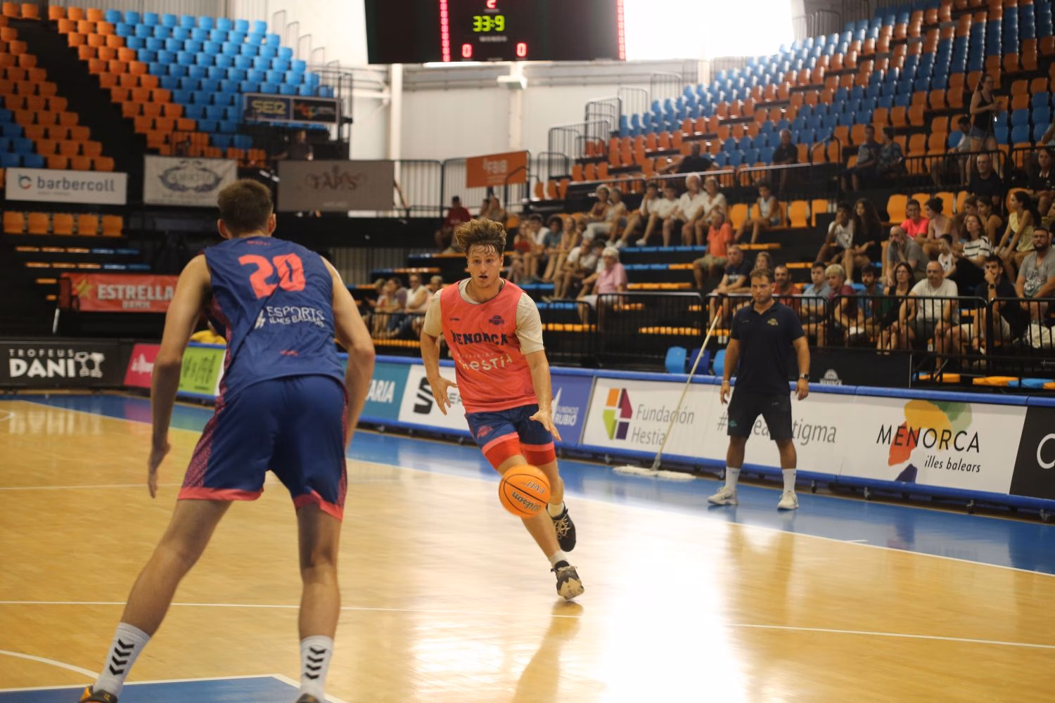 (Fotos) El Hestia Menorca estrecha lazos con su afición en un entrenamiento a puerta abierta