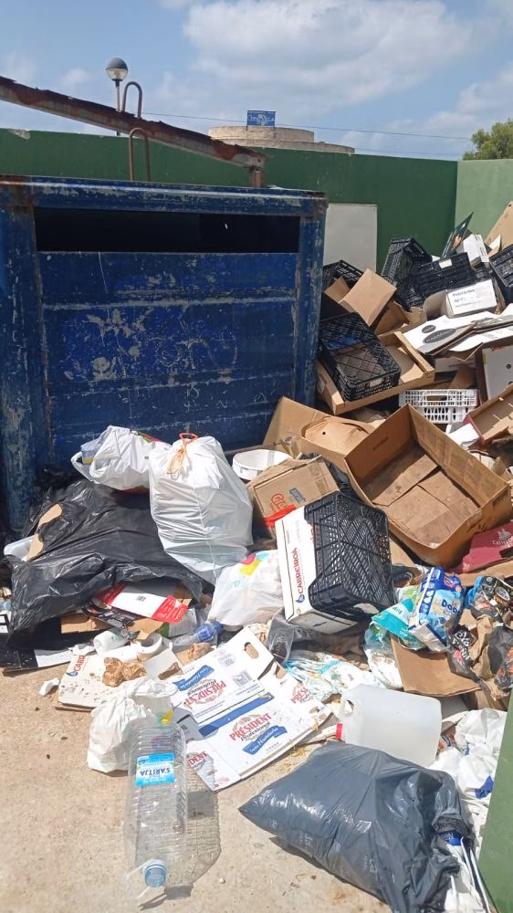 (Fotos-denuncia) Basuras en Son Bou