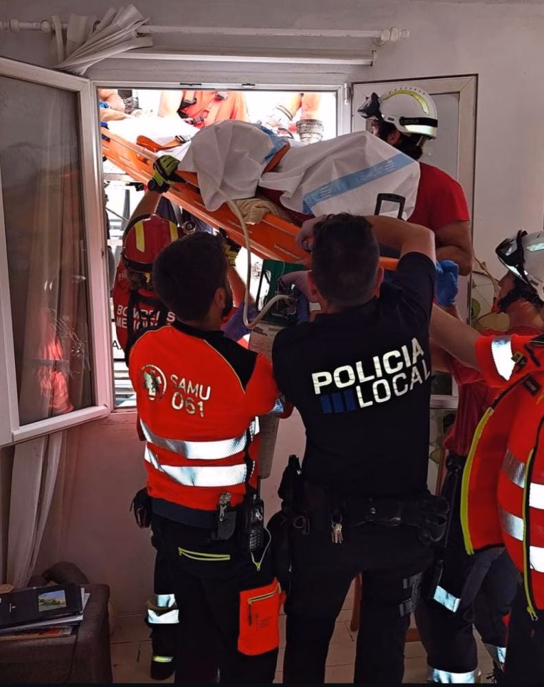 (Fotos) Rescate en Maó: media hora de reanimación cardíaca y evacuación con grúa