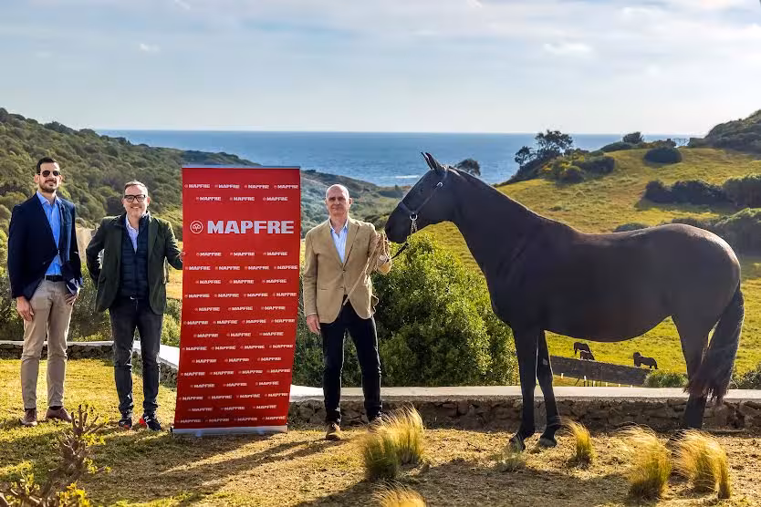 La Asociación de Caballos de Raza Menorquina y MAPFRE firman un acuerdo de colaboración