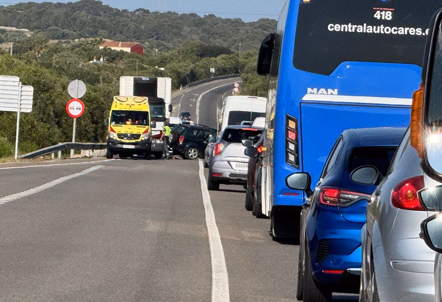 Un accidente entre Maó y Alaior provoca un herido y grandes retenciones en la carretera general