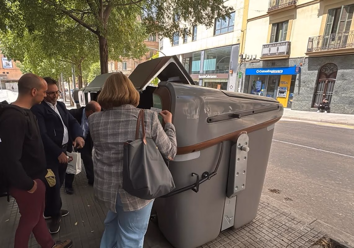 Sant Lluís se interesa por los contenedores inteligentes de Manresa y el Prat