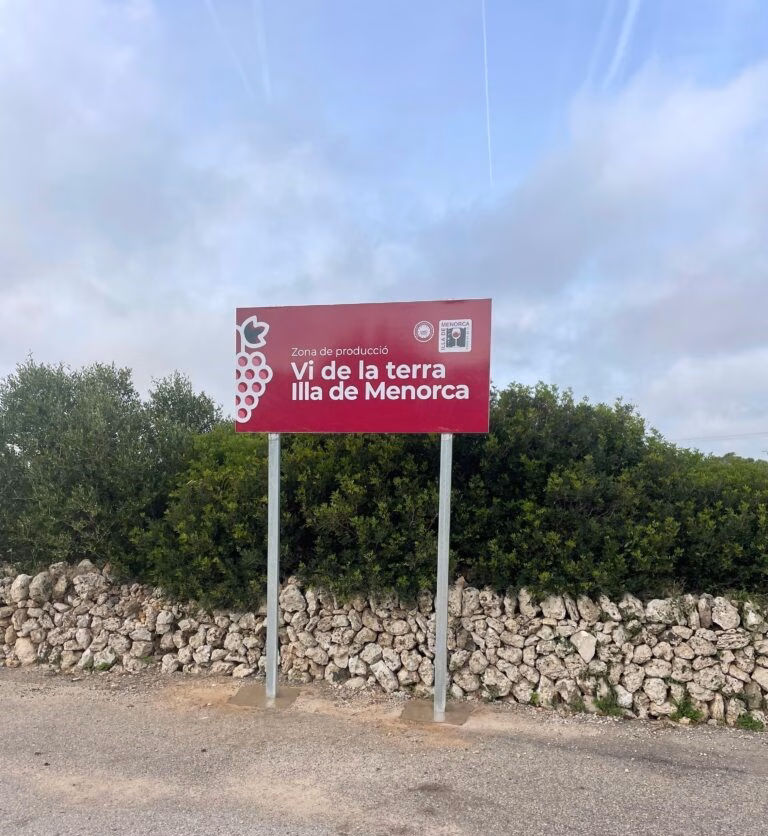 Señalizan todas las bodegas que producen Vi de la Terra Illa de Menorca