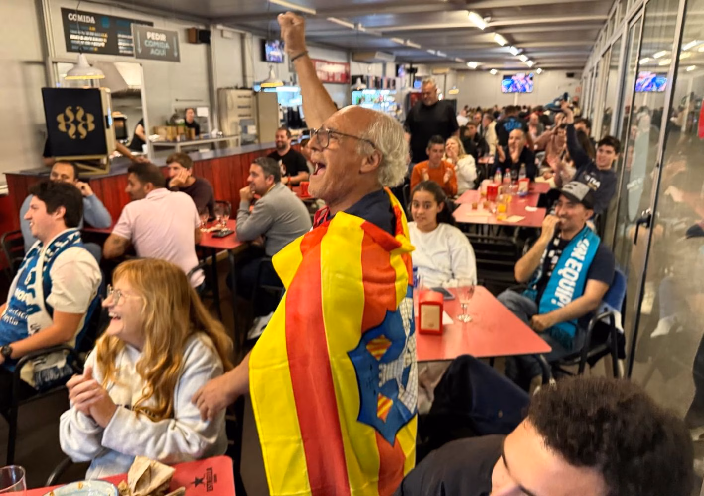 (Fotos) La afición vibró con la salvación del Hestia