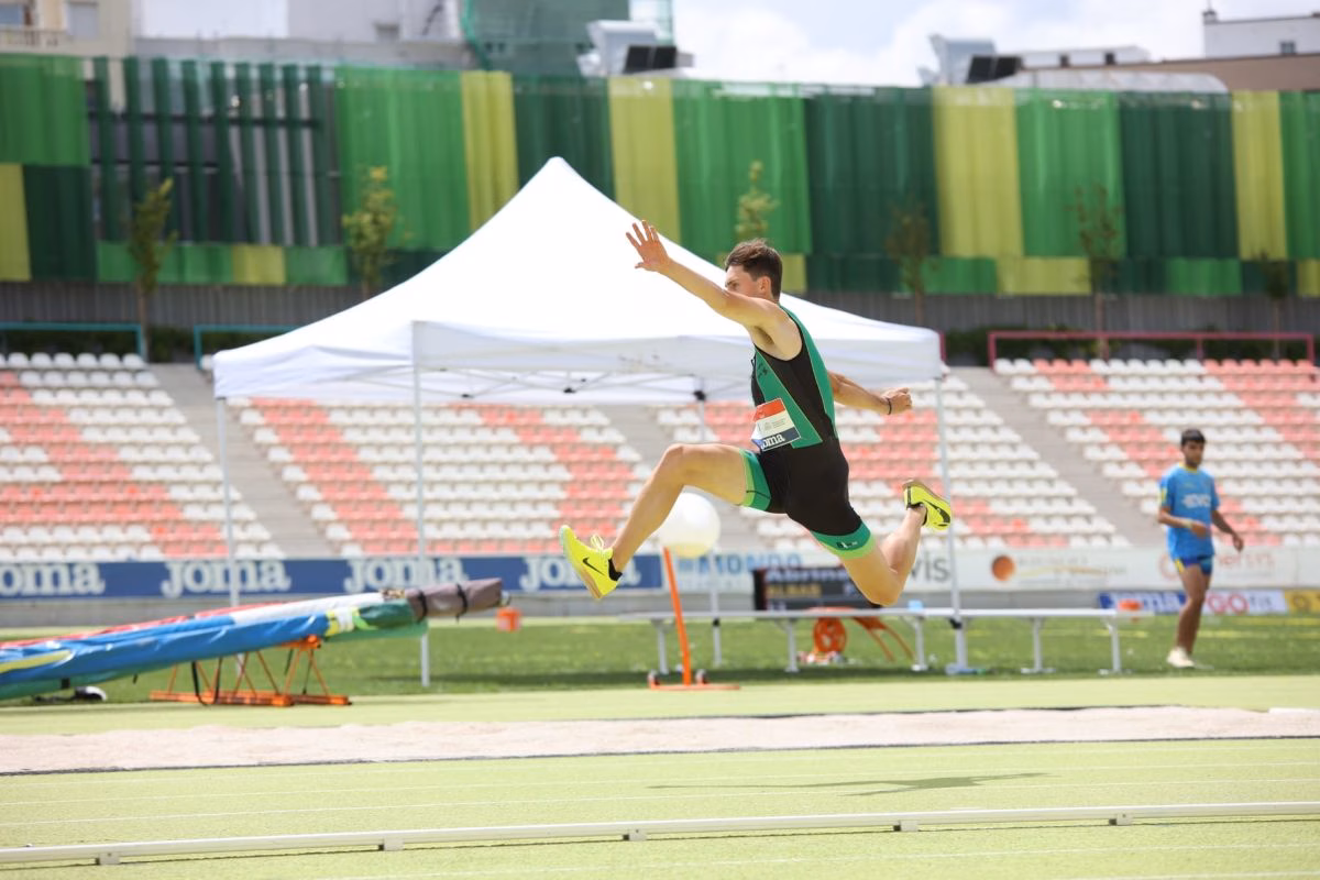 Nico Vila y José Fernández participan en la final de atletismo por el ascenso a División de Honor