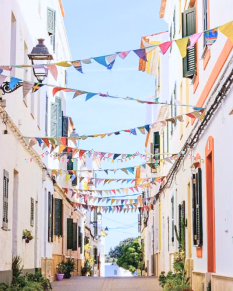 Sant Lluís busca voluntarios para preparar guirnaldas de tela para decorar el pueblo en fiestas