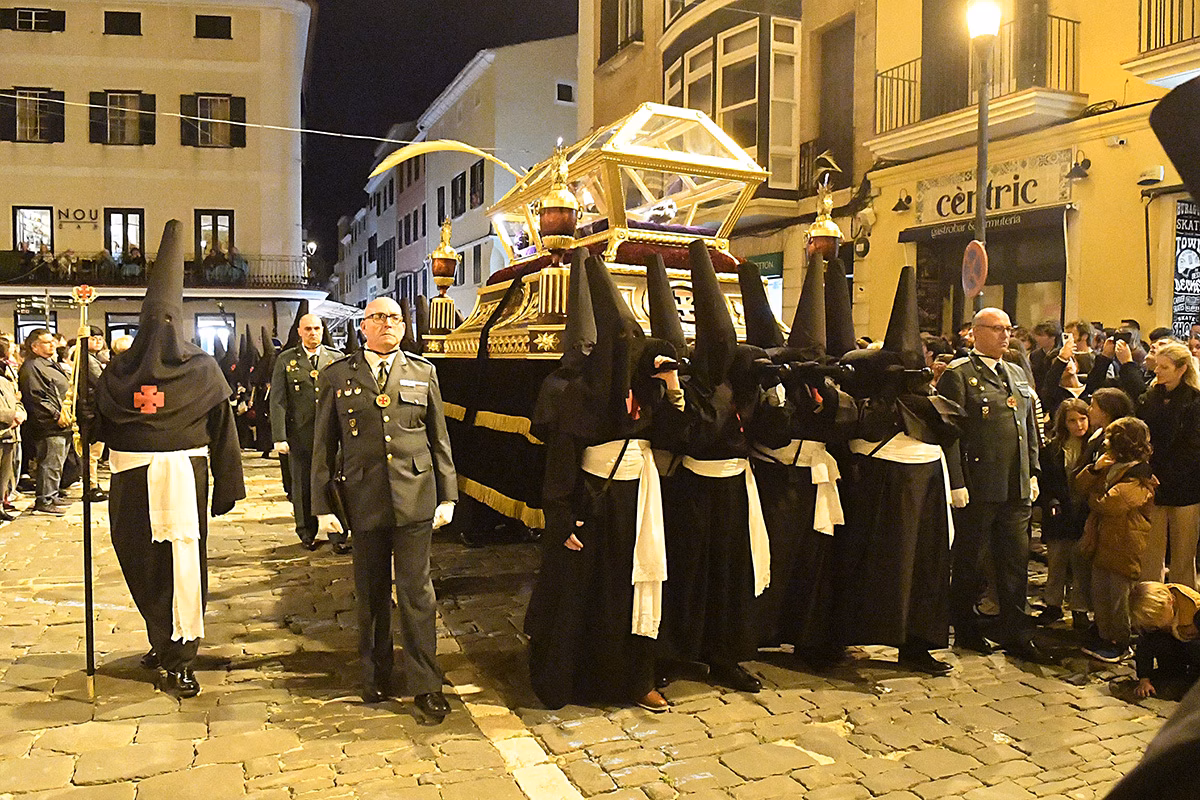 (Fotos y vídeos) Fervor religioso en Maó en la muerte de Cristo