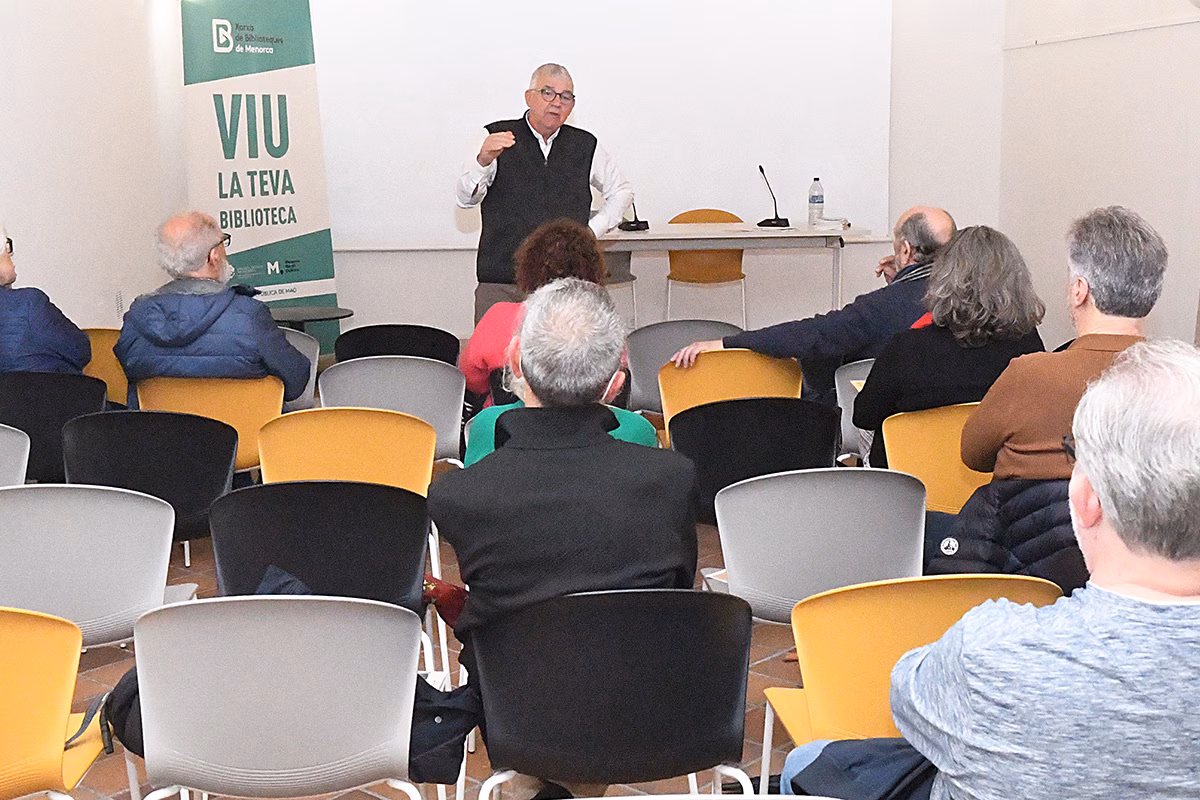 (La foto) Bep Portella presenta su nuevo libro sobre destierros en Menorca