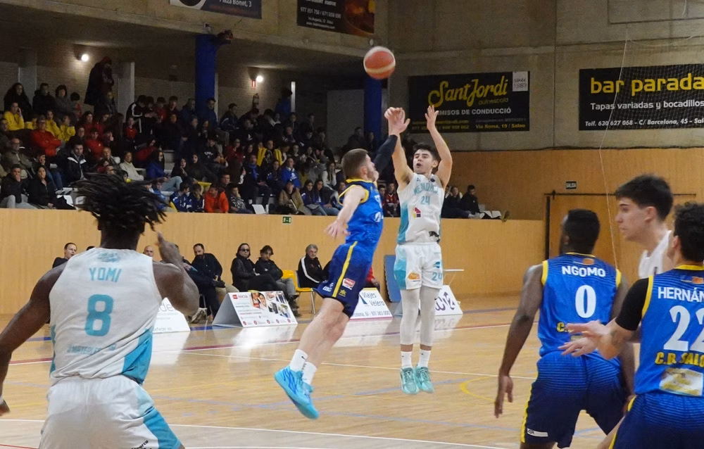 (Fotos) El Hestia Menorca sabe sufrir y doblega al Salou en un final a cara o cruz