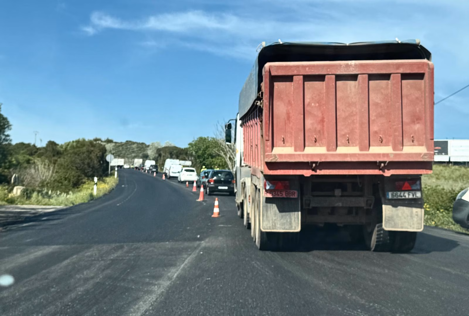 (Fotos) Atascos en la Me-1 por obras de asfaltado entre Es Mercadal y Ferreries