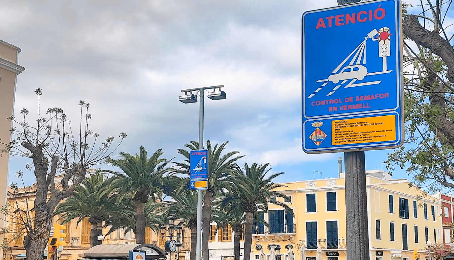 El sistema de detección “foto en rojo” vuelve a Ciutadella: 200 euros de multa por infringir el semáforo