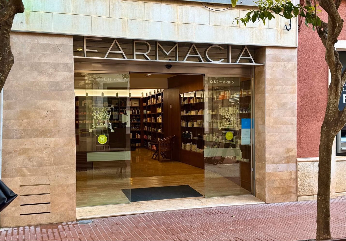 Cambio generacional en la Farmacia Félix de Maó: reabre este martes con una nueva titular