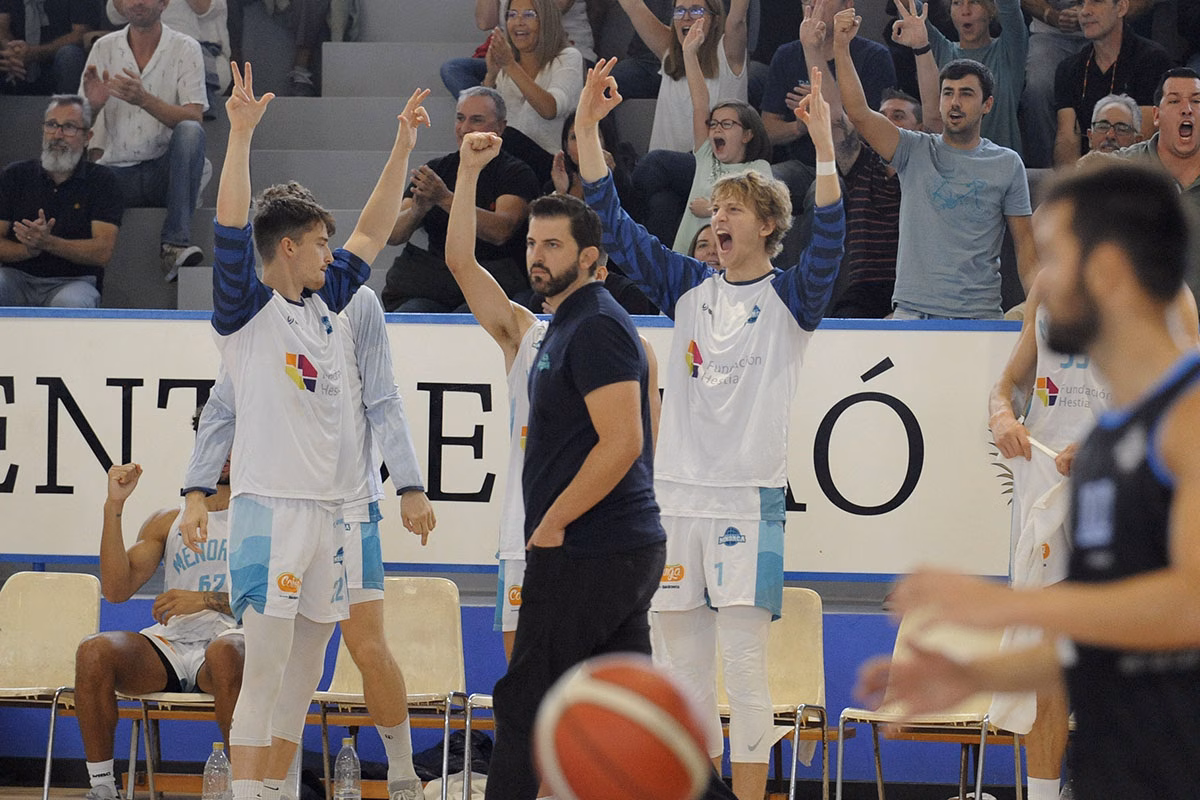 El Hestia Menorca se lleva el derbi en la "Vieja Bombonera" al ritmo de Pol Molins