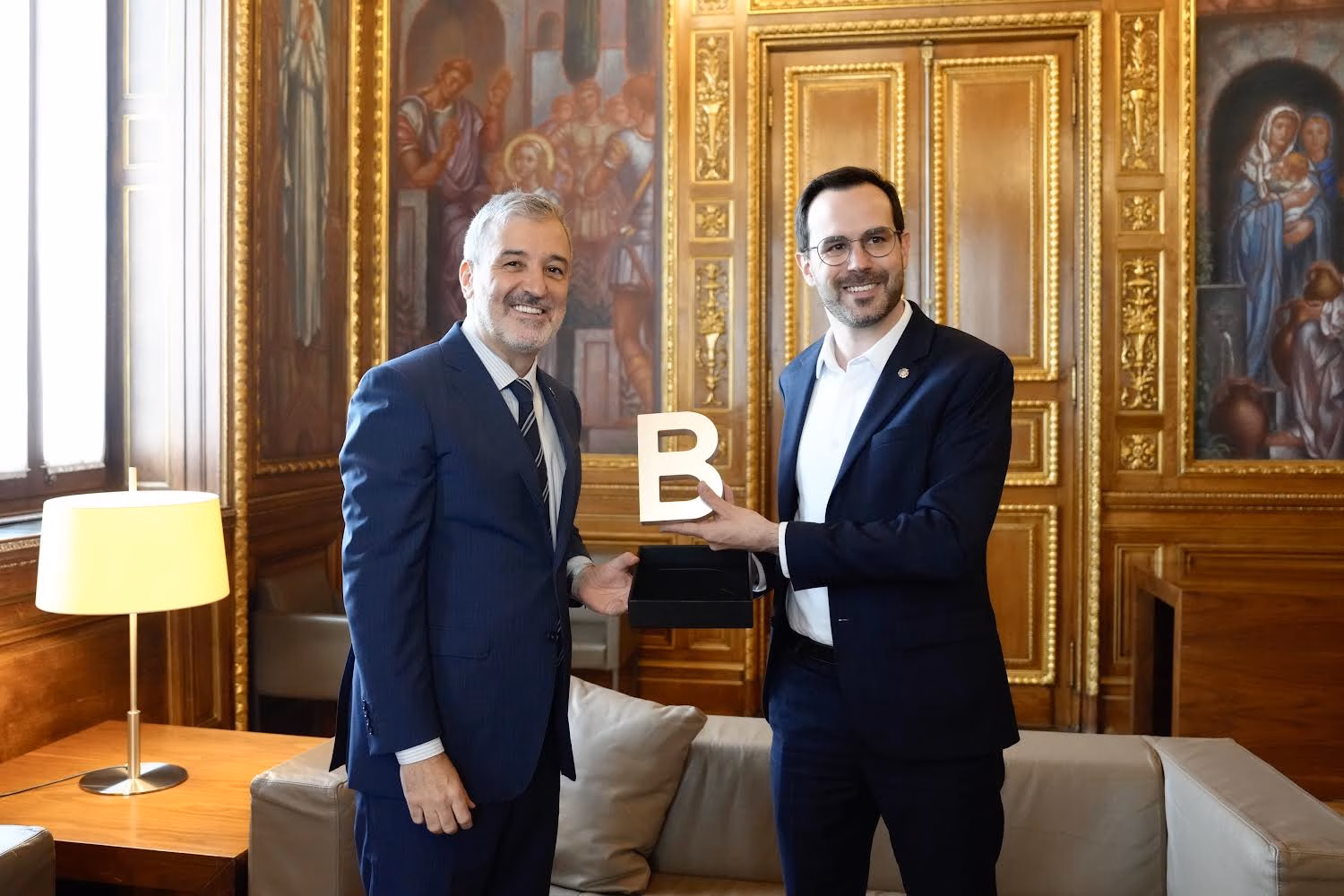 (La foto) Héctor Pons se reúne con el alcalde de Barcelona para conocer sus políticas de vivienda