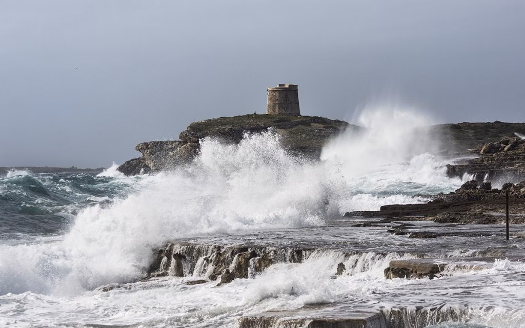 Activan la alerta amarilla en Menorca: viento a 50 kmh y olas de 3 metros