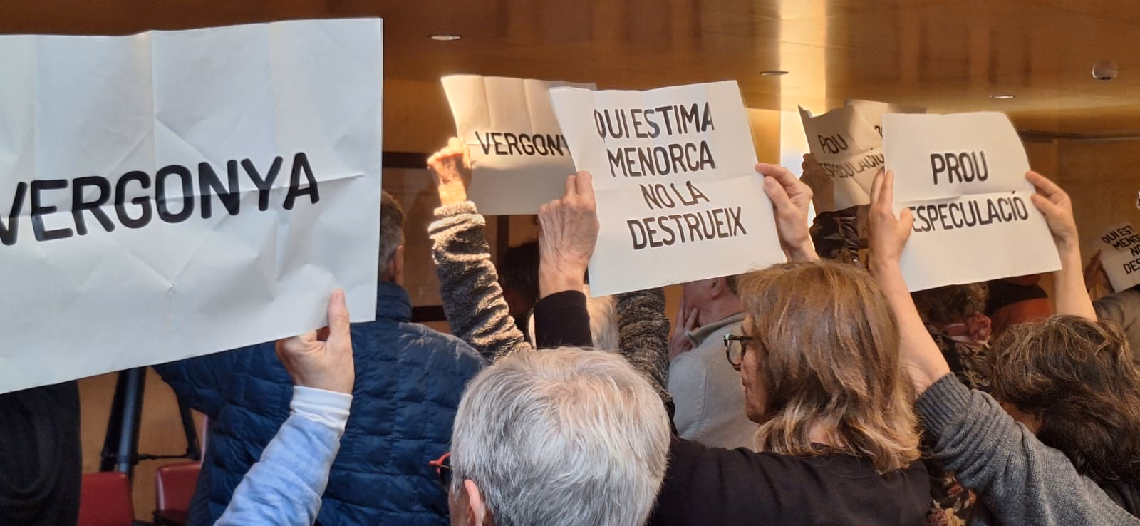 Unas 50 personas protestan contra regularizar construcciones en rústico en Menorca