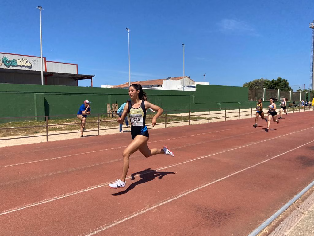 El viento afecta las marcas del IV Control de pista de atletismo