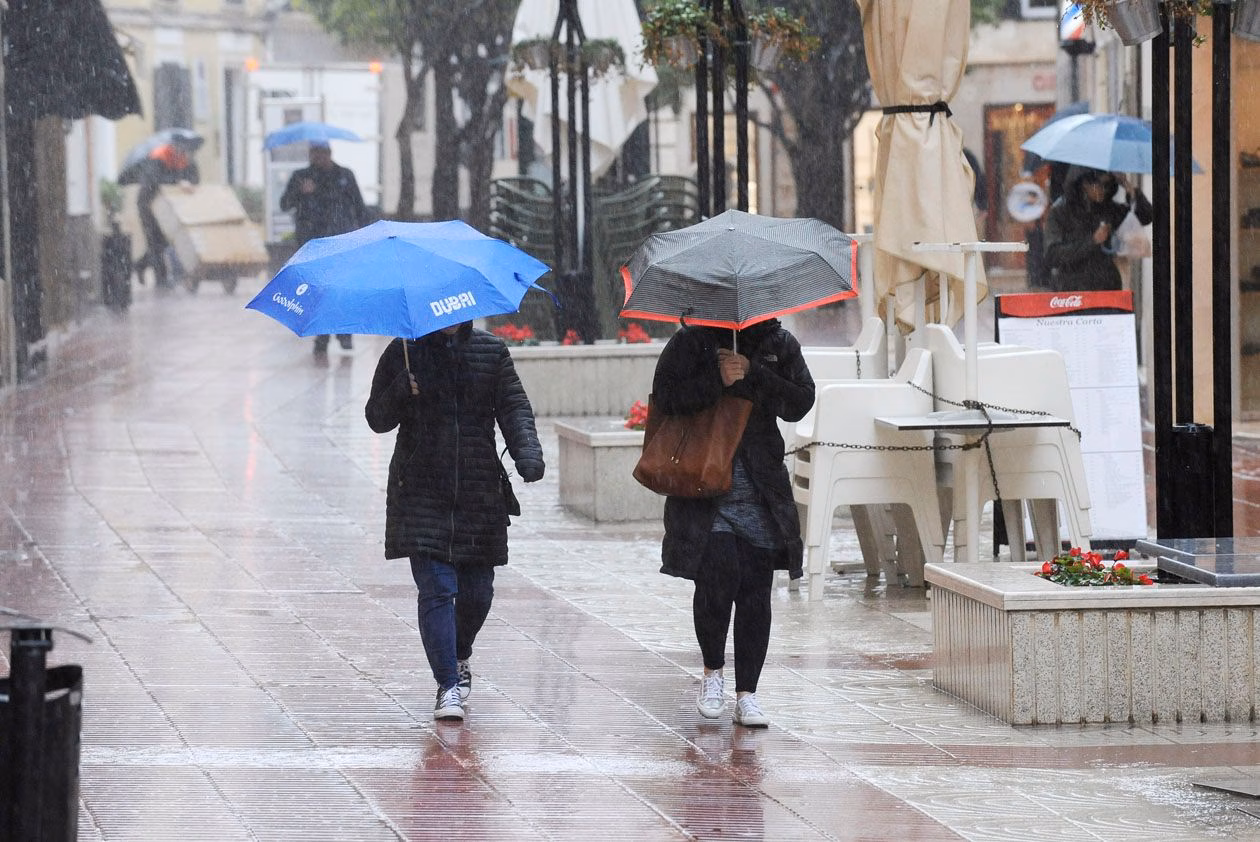 La lluvia y el viento llegan a Menorca