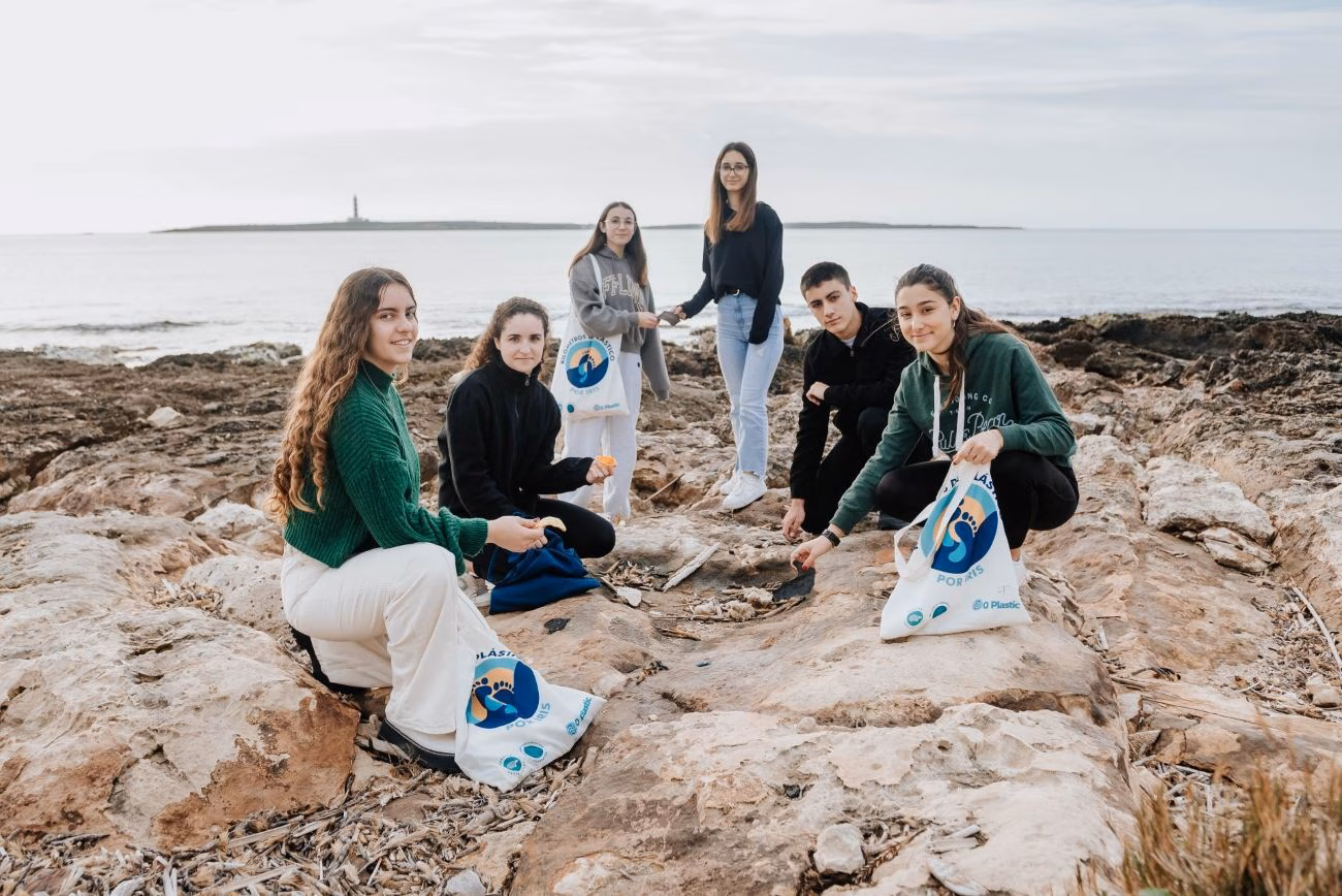 Vuelve a Menorca “Kilómetros de plástico por Iris”